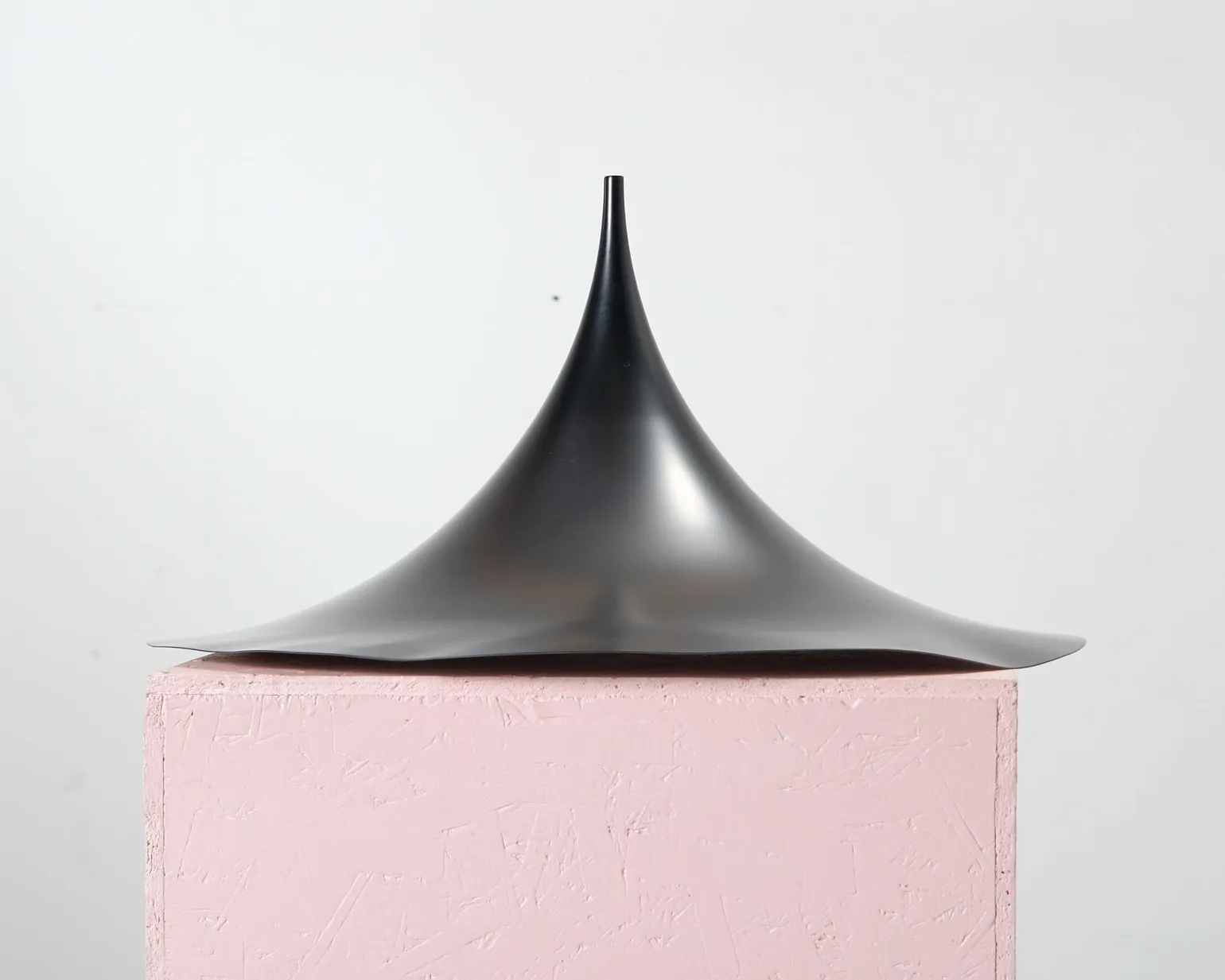 Gubi Semi pendellampa ø 47 cm svart