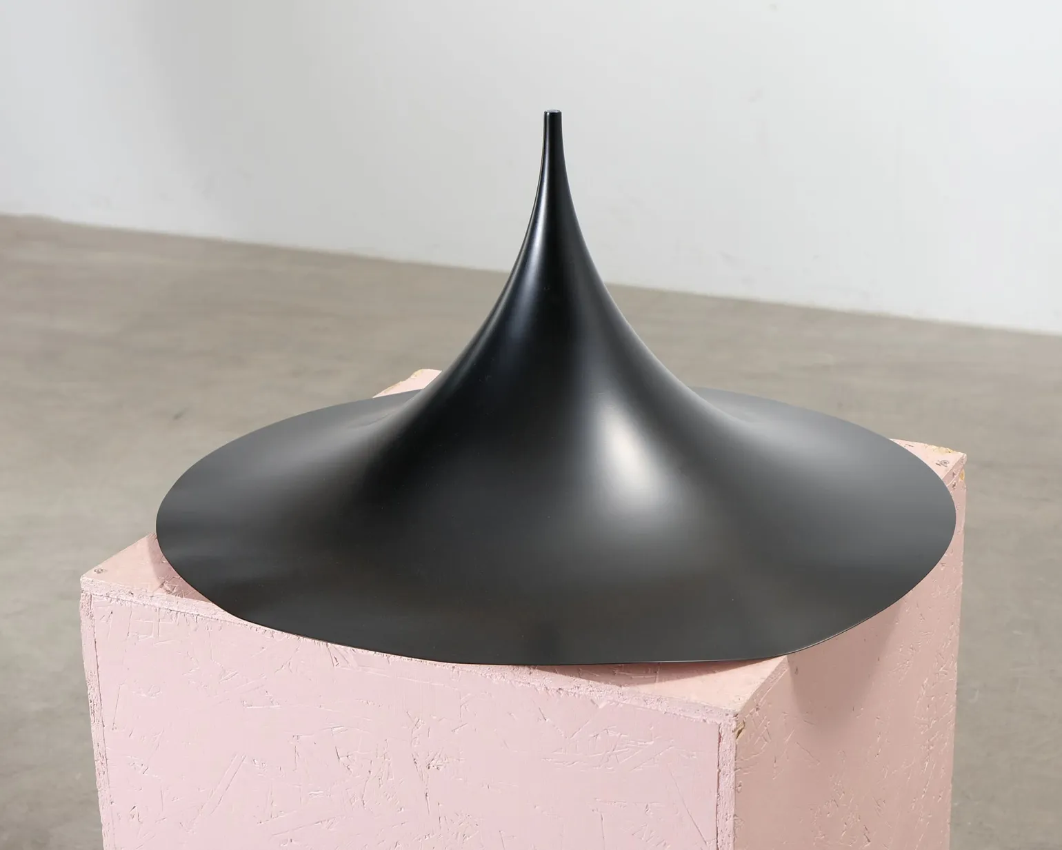 Gubi Semi pendellampa ø 47 cm svart