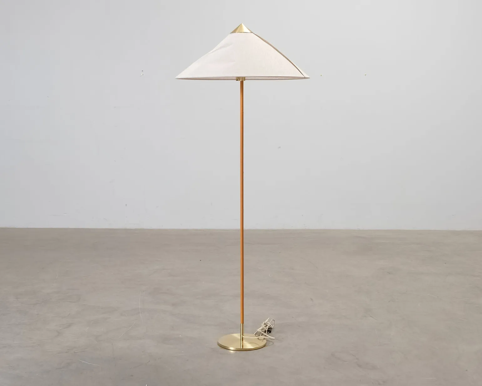 GUBI Tynell 9602 golvlampa canvas / mässing