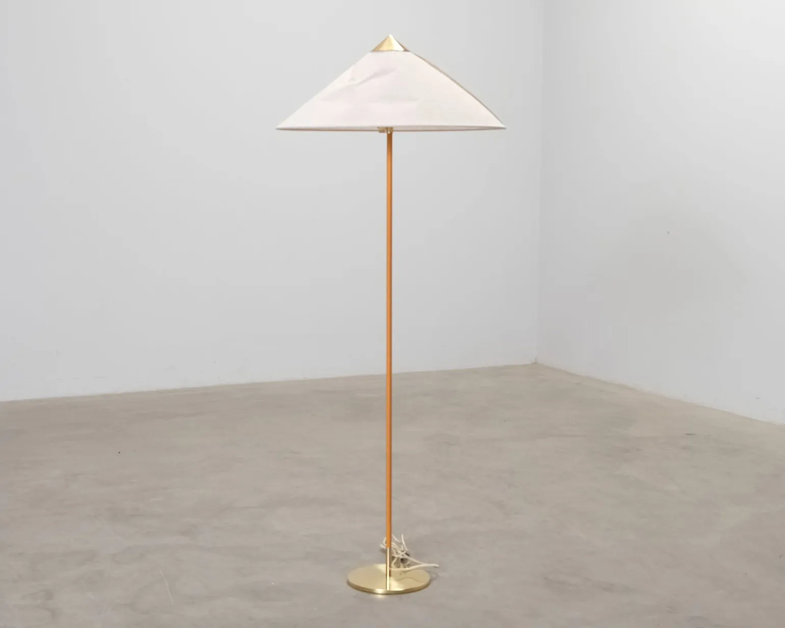 GUBI Tynell 9602 golvlampa canvas / mässing