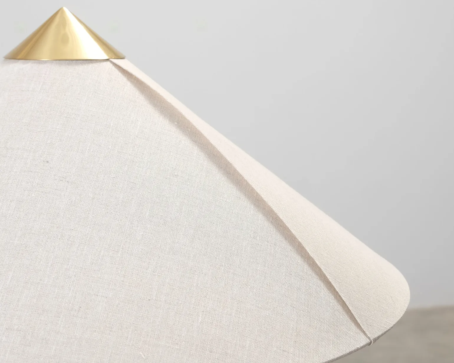 GUBI Tynell 9602 golvlampa canvas / mässing