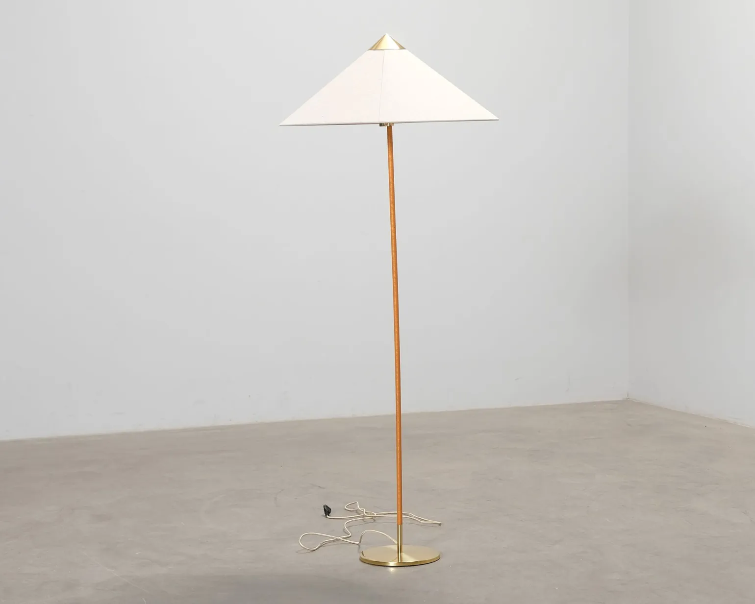 GUBI Tynell 9602 golvlampa canvas / mässing