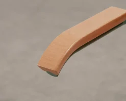 Knoll Cesca stol med armstöd röd / grön / bok