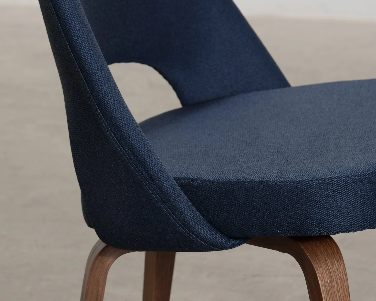 Knoll Eero Saarinen Executive Chair stol mörkblå