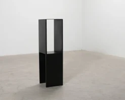 Kristina Dam Studio Pedestal sidobord svart