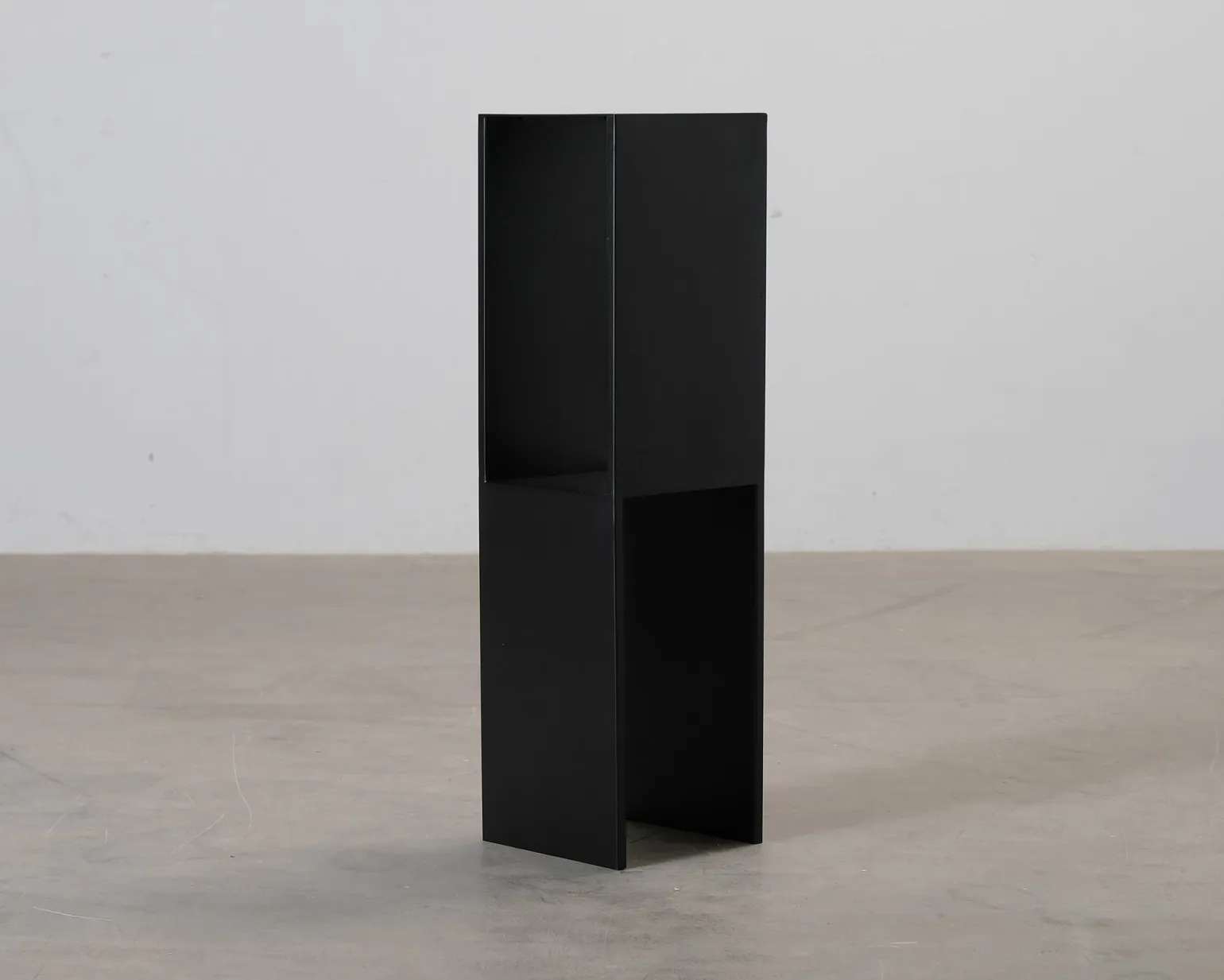 Kristina Dam Studio Pedestal sidobord svart