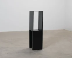 Kristina Dam Studio Pedestal sidobord svart