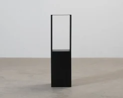 Kristina Dam Studio Pedestal sidobord svart