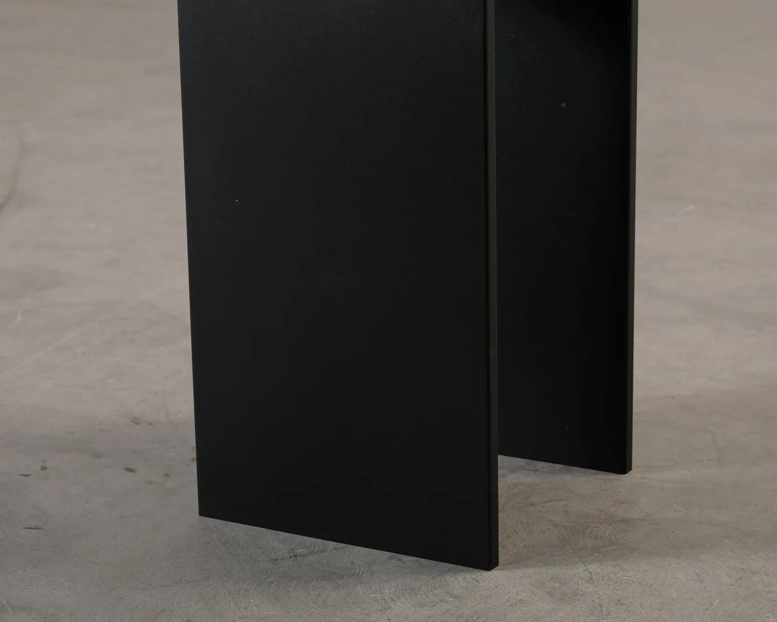 Kristina Dam Studio Pedestal sidobord svart