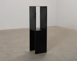 Kristina Dam Studio Pedestal sidobord svart