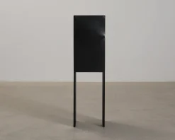 Kristina Dam Studio Pedestal sidobord svart