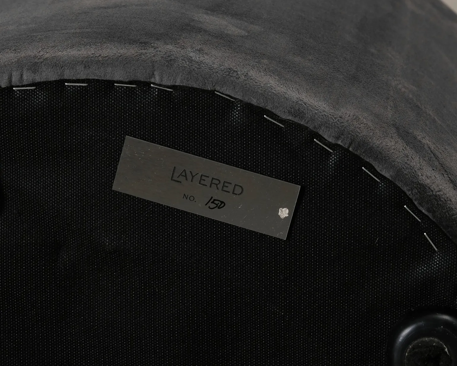 Layered Petit pall mörkgrå