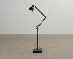 Luxo L1 golvlampa svart
