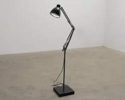 Luxo L1 golvlampa svart
