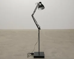 Luxo L1 golvlampa svart