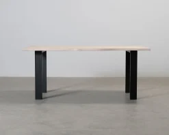 Matbord med asymmetrisk bordsskiva