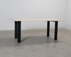 Matbord med asymmetrisk bordsskiva