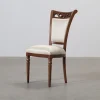Matstol i trä och beige sits