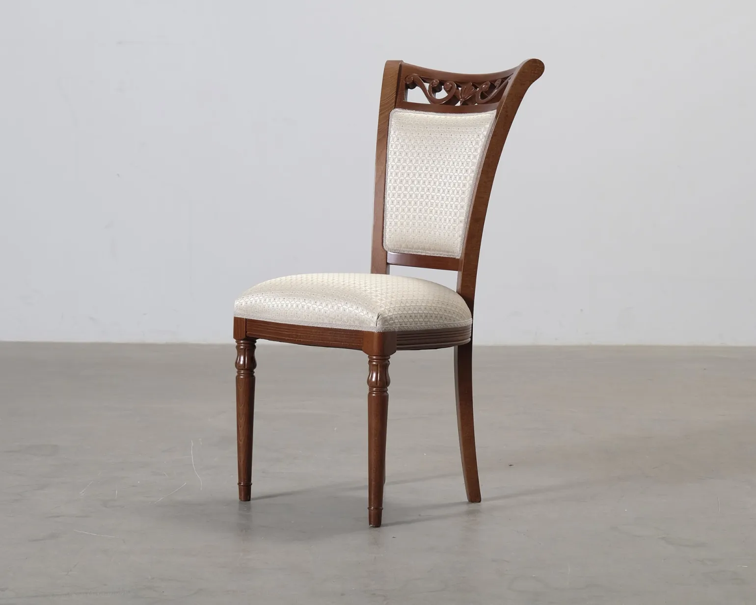 Matstol i trä och beige sits