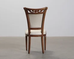 Matstol i trä och beige sits