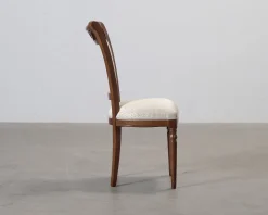 Matstol i trä och beige sits