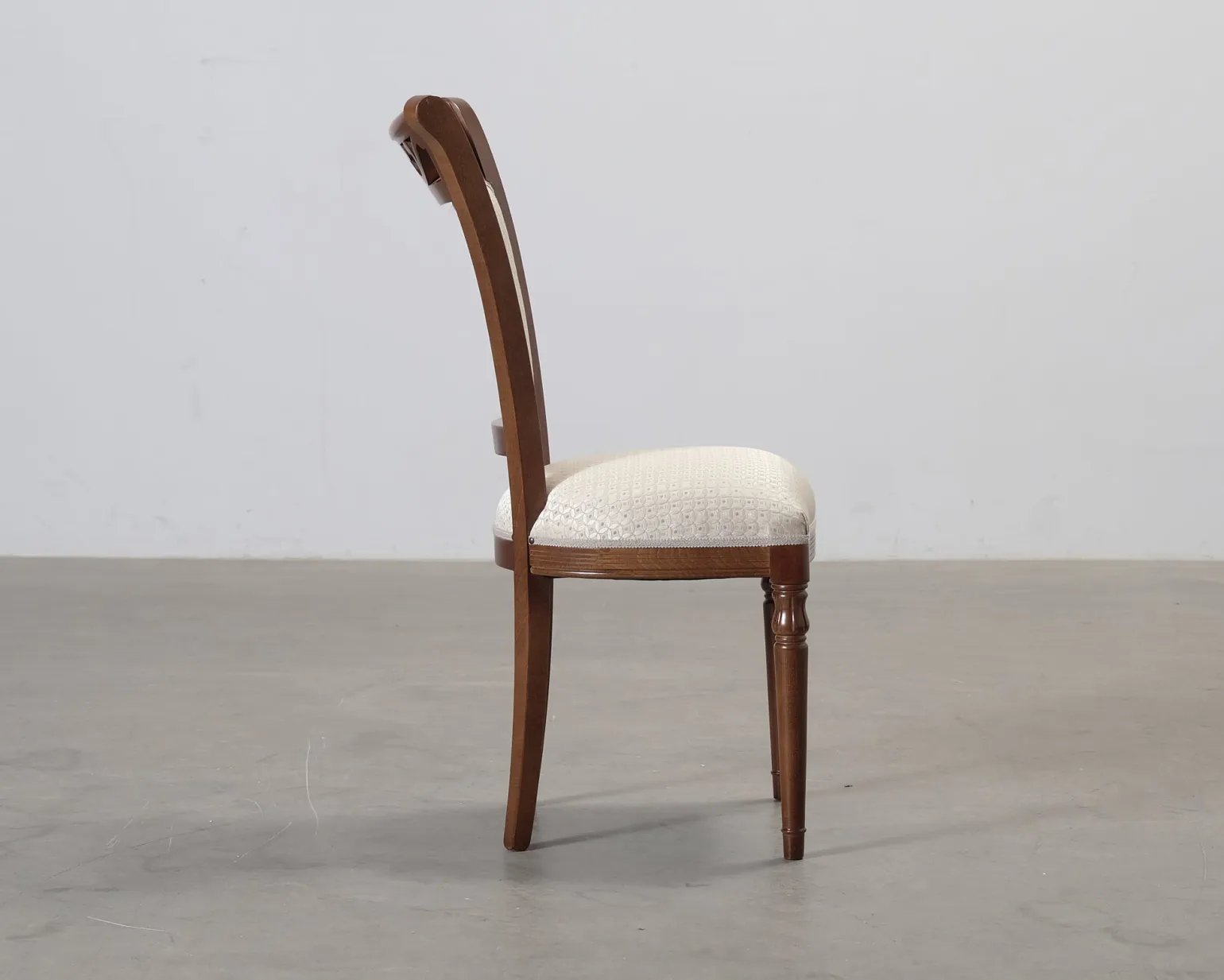 Matstol i trä och beige sits