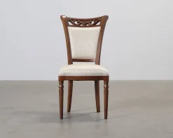 Matstol i trä och beige sits
