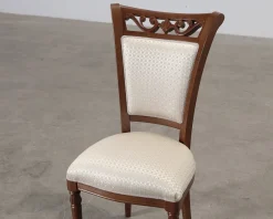 Matstol i trä och beige sits