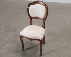 Matstol i trä och grå sits