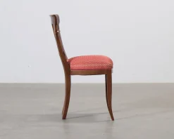 Matstol i trä och röd sits