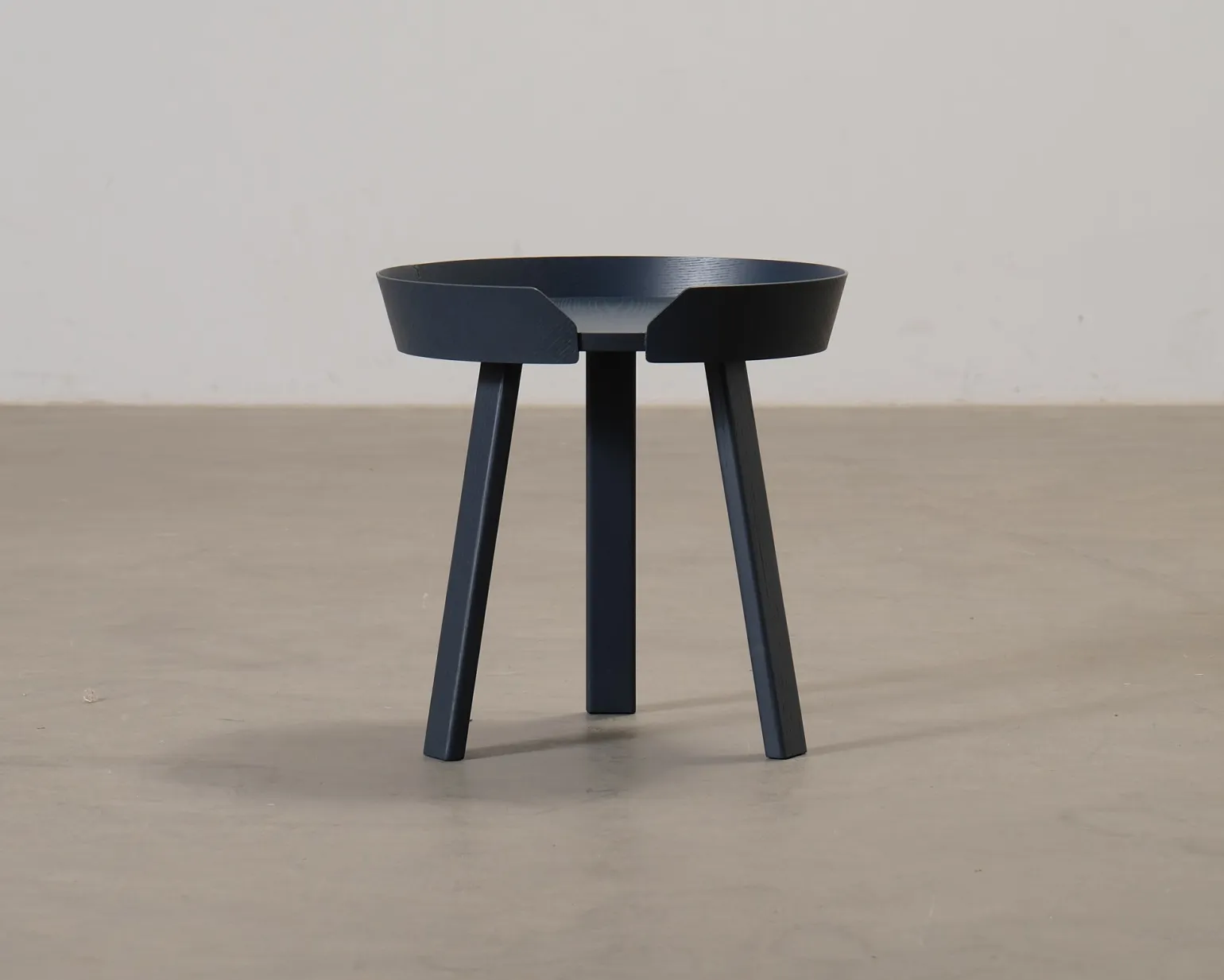 Muuto Around sidobord antracit