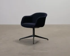 Muuto Fiber Conference Swivel fåtölj svart / mörkblå