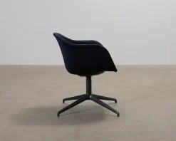Muuto Fiber Conference Swivel fåtölj svart / mörkblå