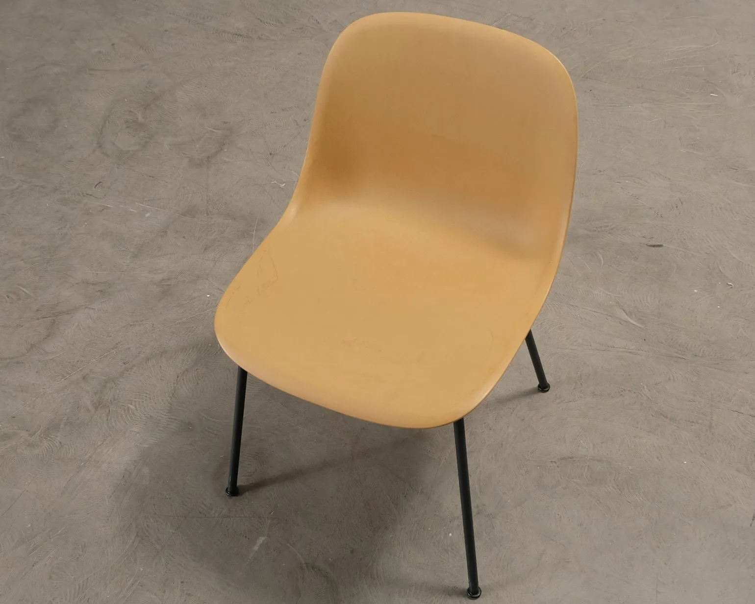 Muuto Fiber Side stol ockra