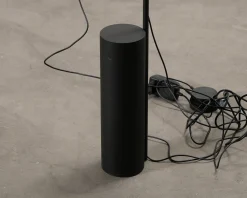 Muuto Post golvlampa svart
