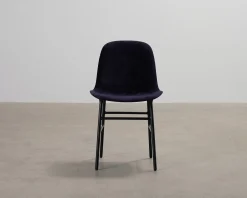 Normann Copenhagen Form stol mörkblå sammet