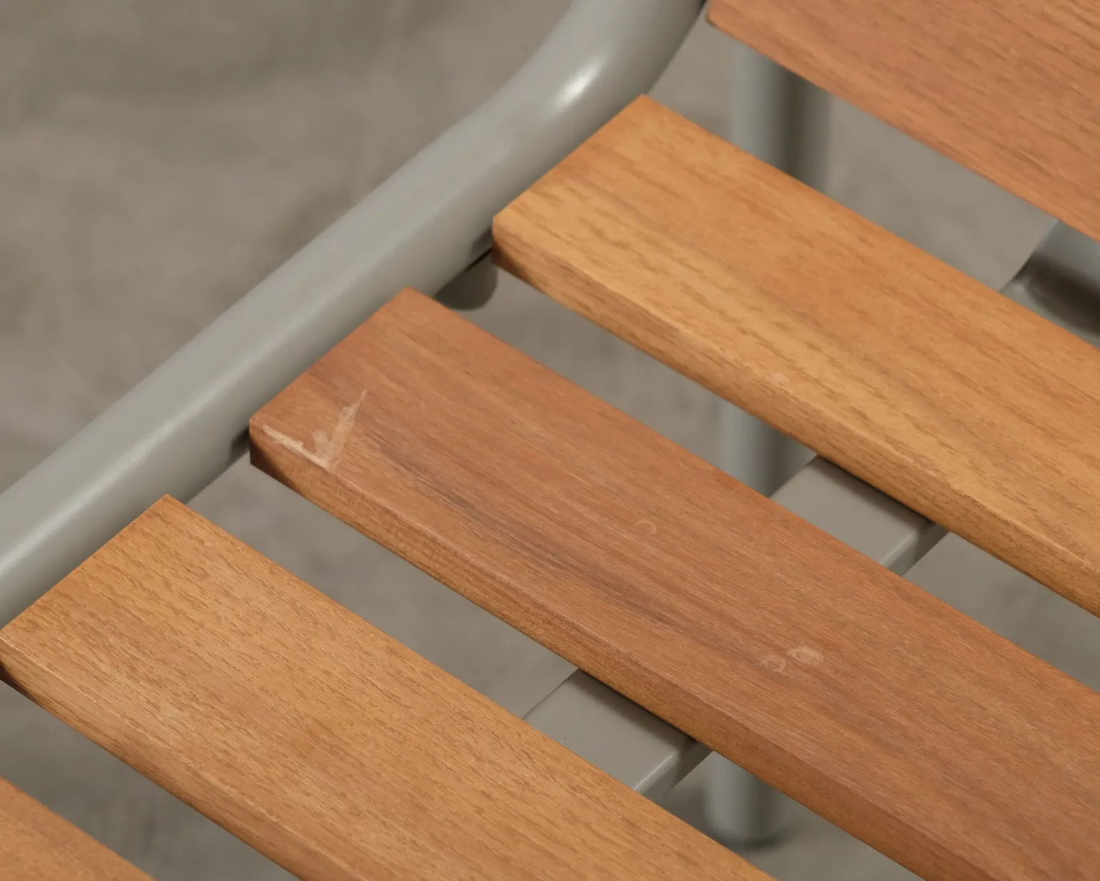 Normann Copenhagen Vig Robinia stol ljusgrå