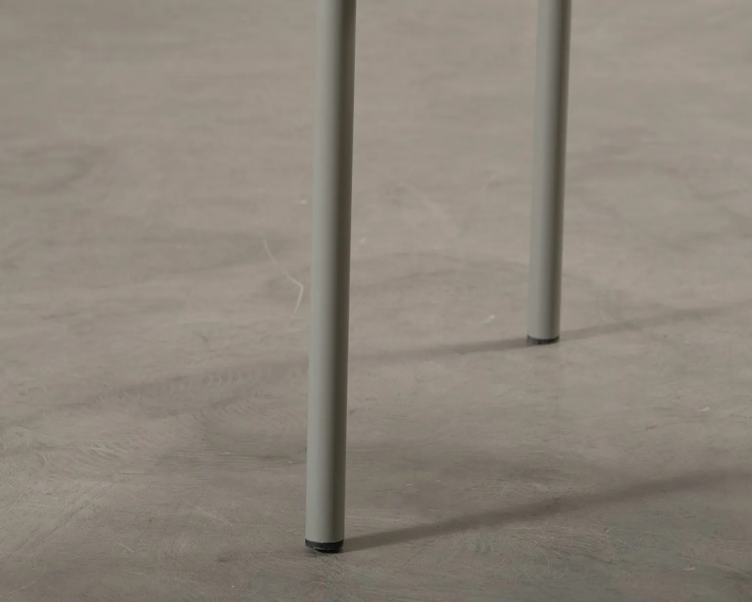 Normann Copenhagen Vig Robinia stol ljusgrå