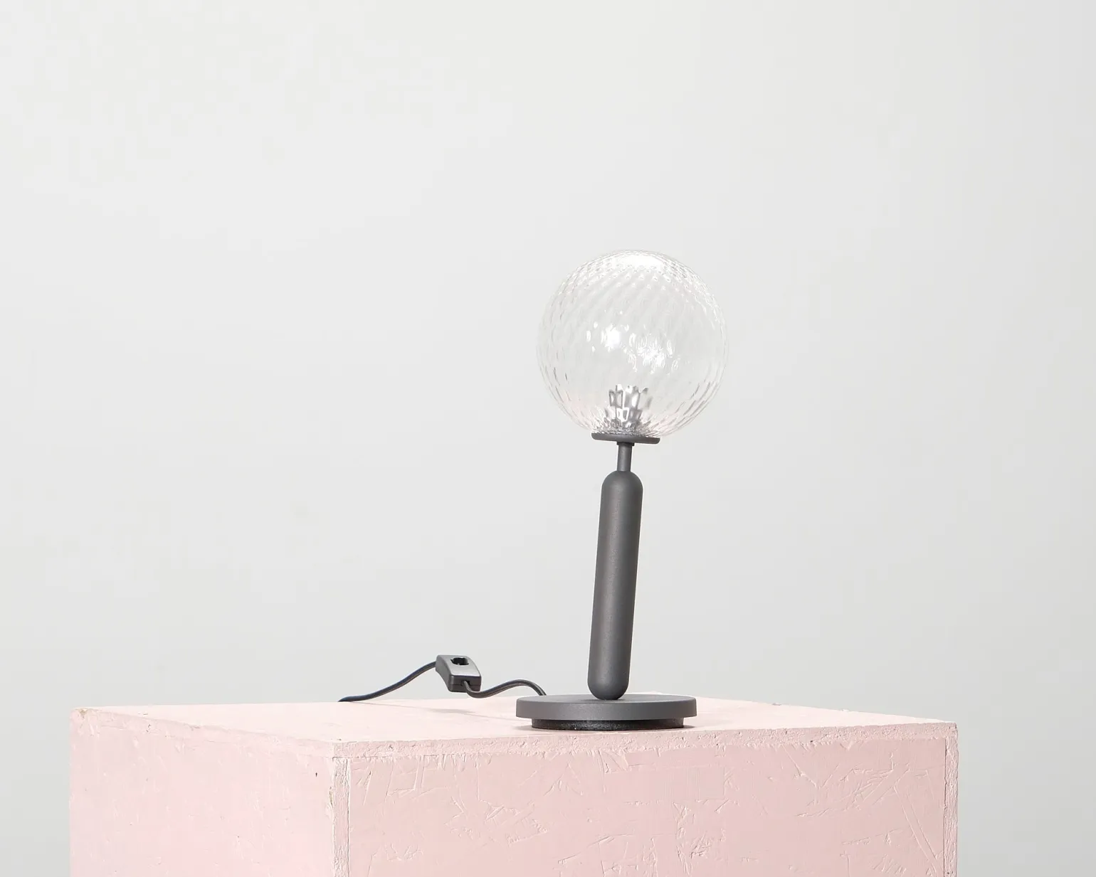 Nuura Miira bordslampa mörkgrå