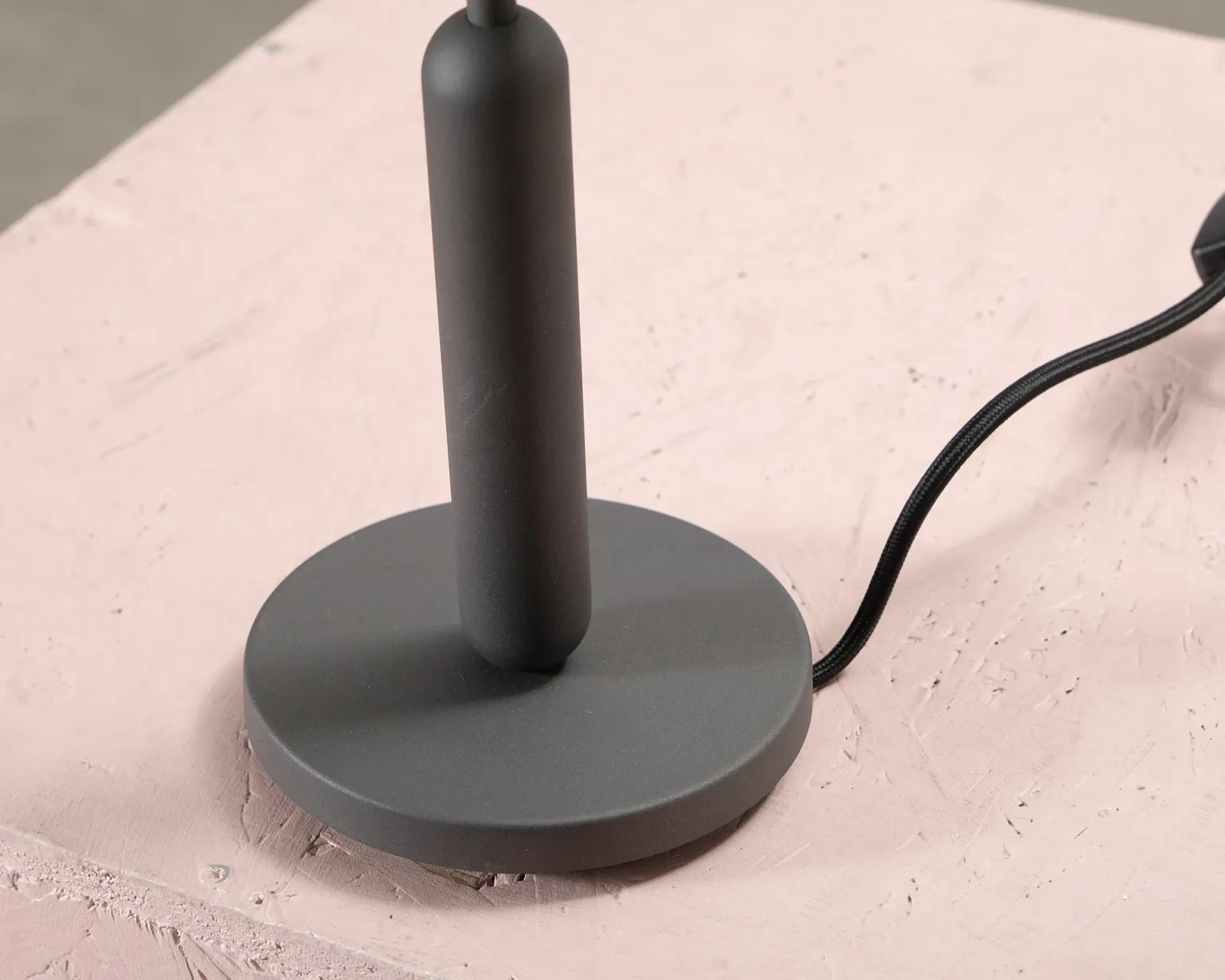 Nuura Miira bordslampa mörkgrå