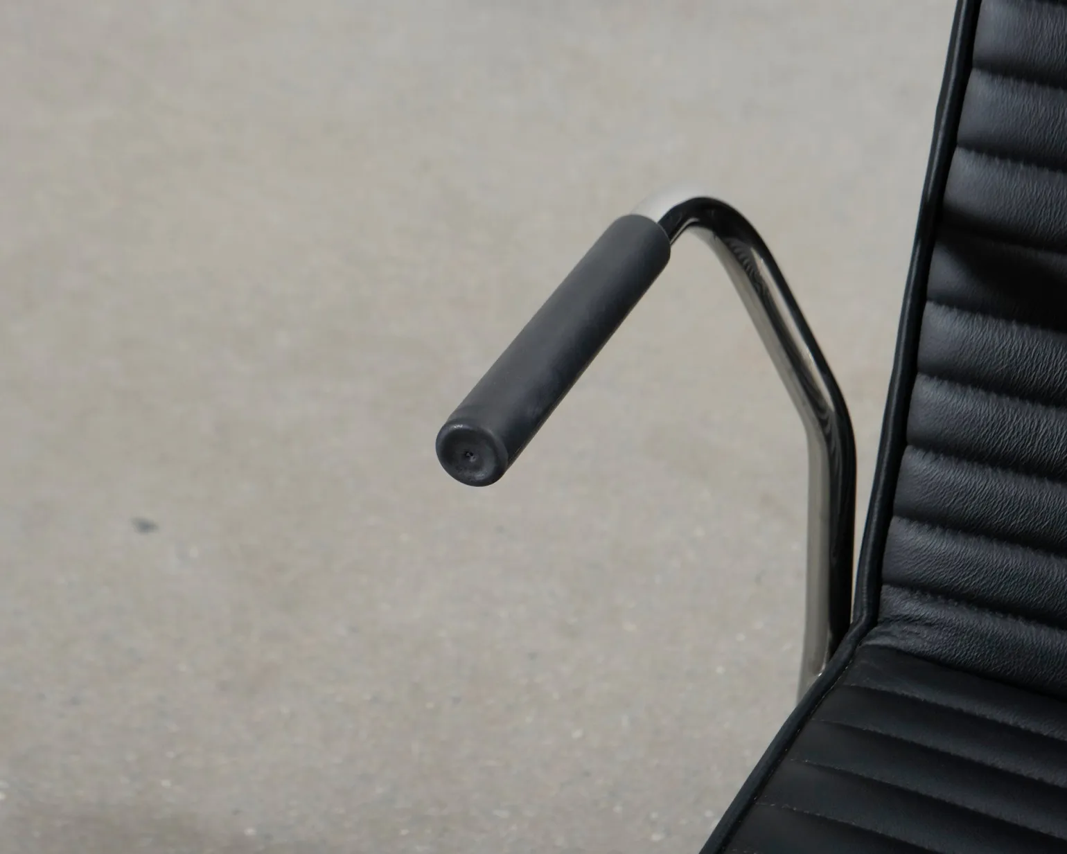 Offecct Quick karmstol svart