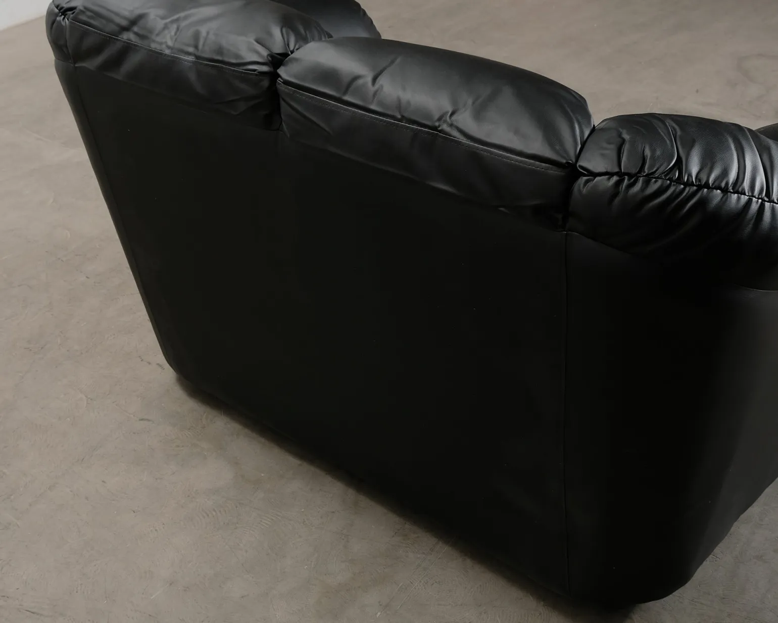 Salvador 2-sits soffa black