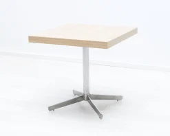 Sidobord med fot i metall