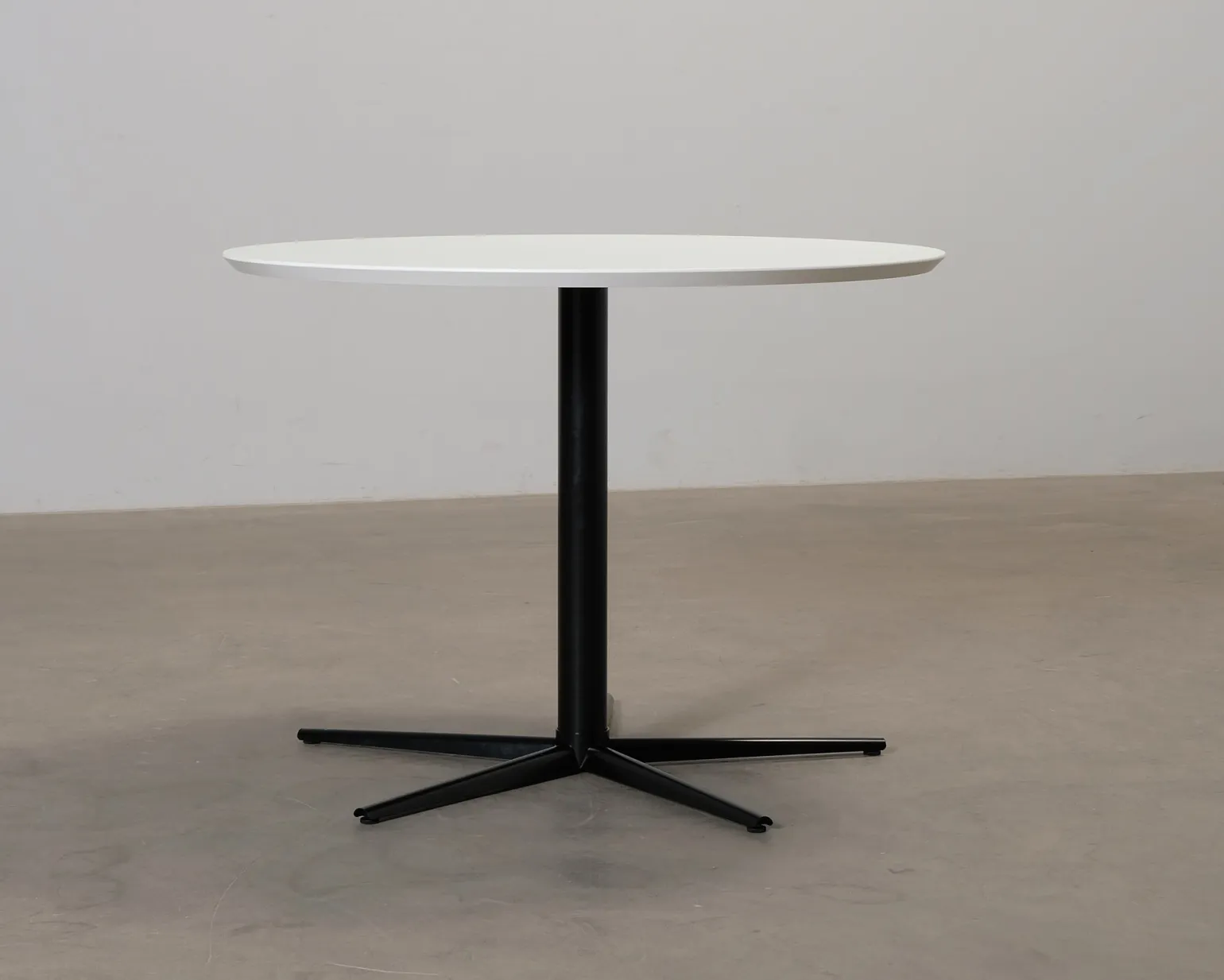 Sofacompany Allie matbord ø 120 cm vit / svart