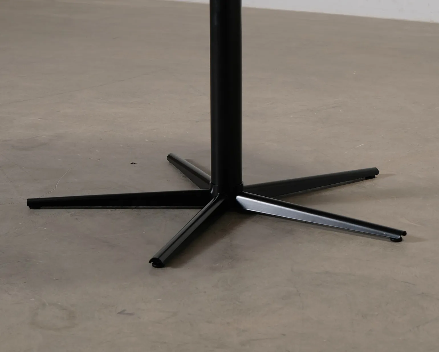 Sofacompany Allie matbord ø 120 cm vit / svart