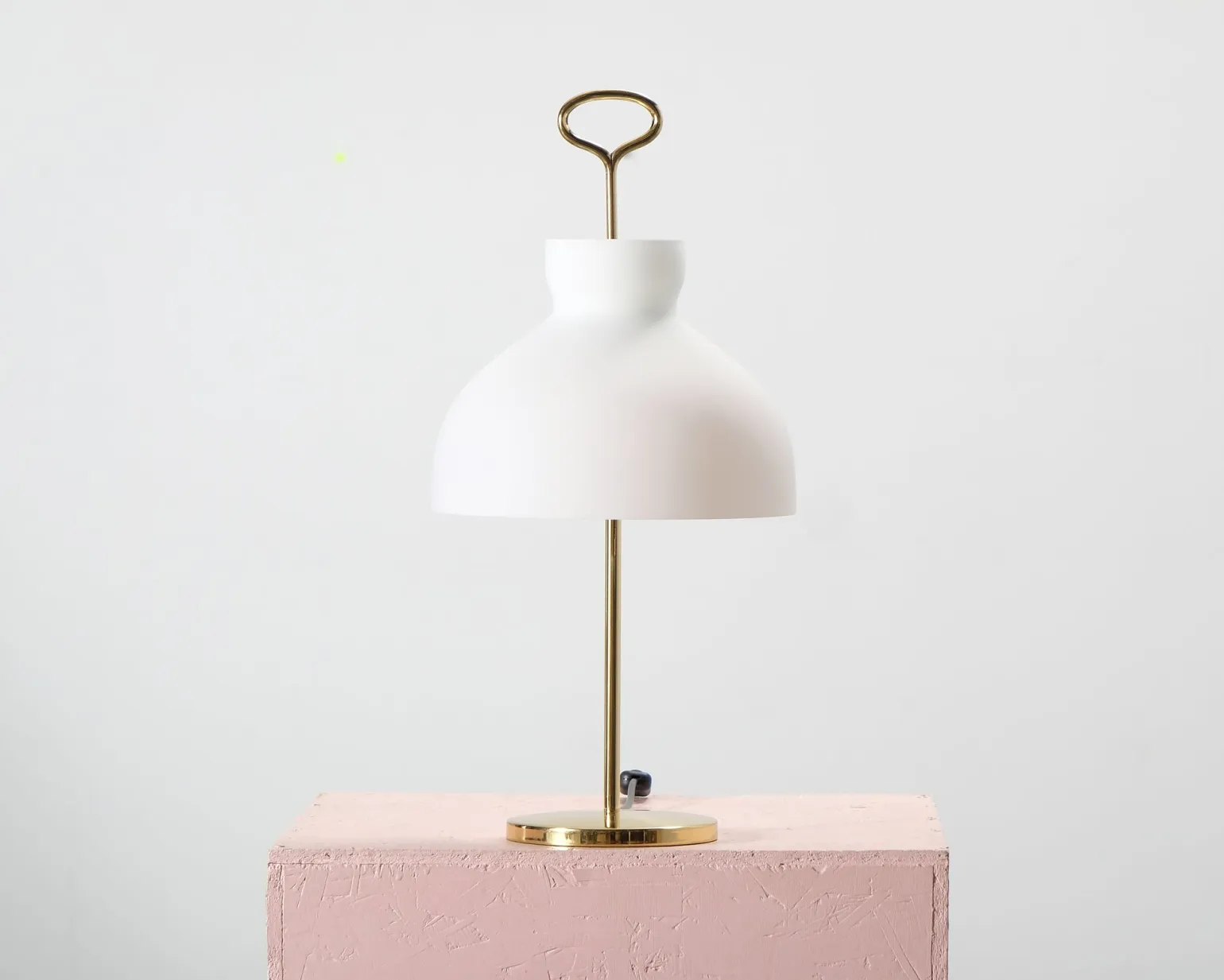 TATO Arenzano bordslampa vit / mässing