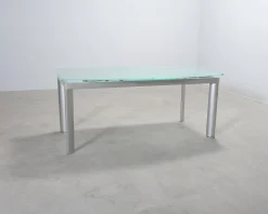 Utdragbart matbord med glasskiva