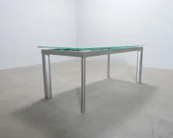 Utdragbart matbord med glasskiva