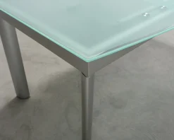 Utdragbart matbord med glasskiva