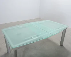 Utdragbart matbord med glasskiva